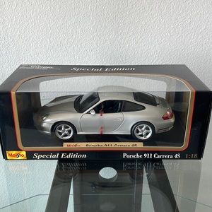 1/18 Maisto Porsche 911 Carrera 4S